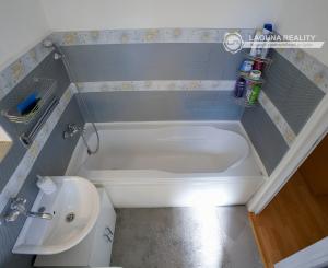 Byt 2+1 (56 m²) s pivnicami, tehlový dom, centrum Spišskej Novej Vsi
