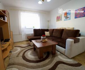 Byt 2+1 (56 m²) s pivnicami, tehlový dom, centrum Spišskej Novej Vsi