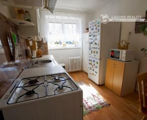 Byt 2+1 (56 m²) s pivnicami, tehlový dom, centrum Spišskej Novej Vsi