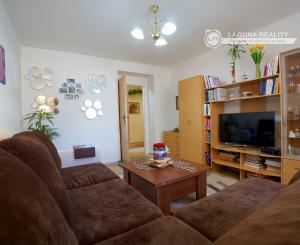 Byt 2+1 (56 m²) s pivnicami, tehlový dom, centrum Spišskej Novej Vsi