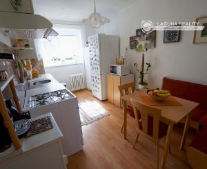 Byt 2+1 (56 m²) s pivnicami, tehlový dom, centrum Spišskej Novej Vsi