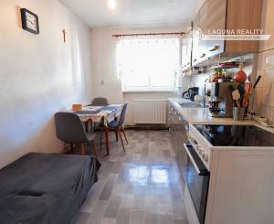 Tehlový byt 3-izbový (73 m²) s 2 balkónmi, centrum Spišská Nová Ves
