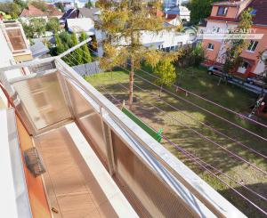 Tehlový byt 3-izbový (73 m²) s 2 balkónmi, centrum Spišská Nová Ves