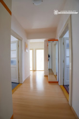 Byt 3+1 (104 m2) s 2 balkónmi, garážou a záhradou, centrum SNV