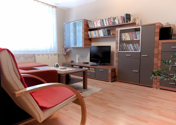 ZNÍŽENÁ CENA ! Byt 2+1 (52 m2) na začiatku sídl. Mier Sp. Nová Ves