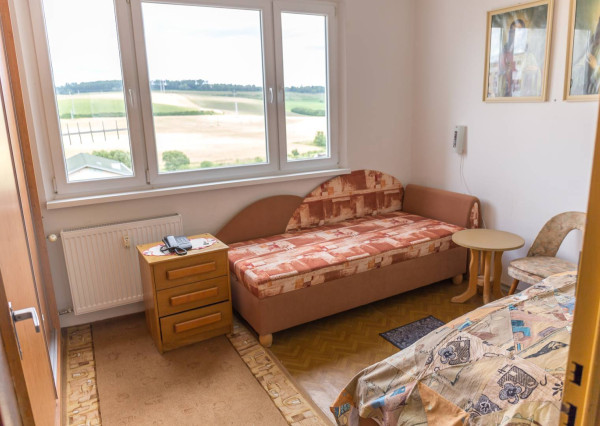 ZNÍŽENÁ CENA! Byt 2+1 s loggiou (54 m2), sídl. Západ I. SNV