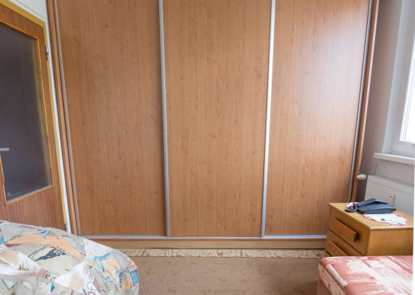 ZNÍŽENÁ CENA! Byt 2+1 s loggiou (54 m2), sídl. Západ I. SNV