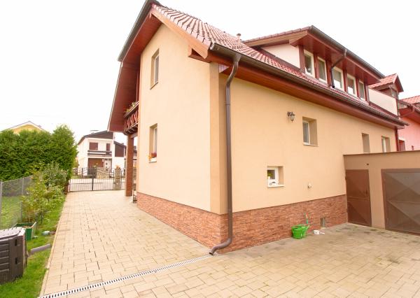 Rodinný dom (654 m2), garáž, altánok, záhrada Smižany