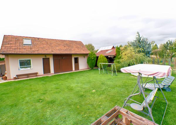 Rodinný dom (654 m2), garáž, altánok, záhrada Smižany