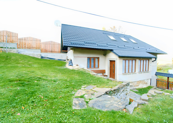 Chalupa s výhľadom na Levočské vrchy