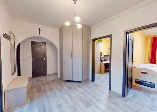 ZNÍŽENÁ CENA! Byt 4+1 s loggiou (86 m2) na sídl. Mier SNV