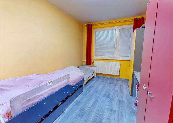 ZNÍŽENÁ CENA! Byt 4+1 s loggiou (86 m2) na sídl. Mier SNV