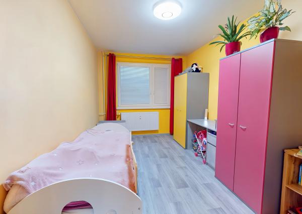 ZNÍŽENÁ CENA! Byt 4+1 s loggiou (86 m2) na sídl. Mier SNV