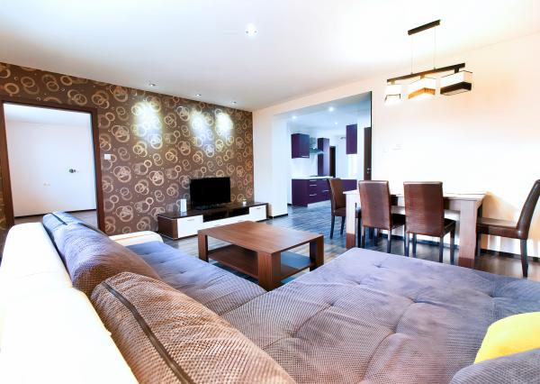 REZERVOVANÝ !Byt 3+1 (80 m2) s loggiou a záhradou, centrum SNV