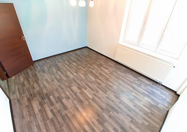 REZERVOVANÝ !Byt 3+1 (80 m2) s loggiou a záhradou, centrum SNV