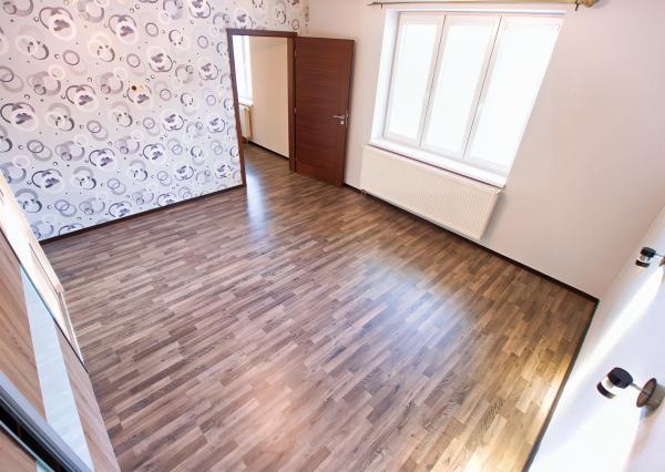 REZERVOVANÝ !Byt 3+1 (80 m2) s loggiou a záhradou, centrum SNV