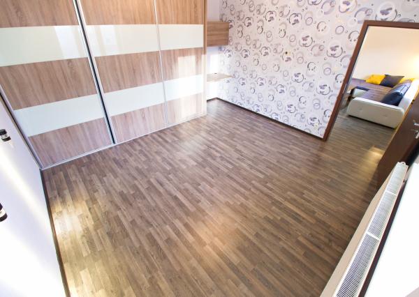 REZERVOVANÝ !Byt 3+1 (80 m2) s loggiou a záhradou, centrum SNV