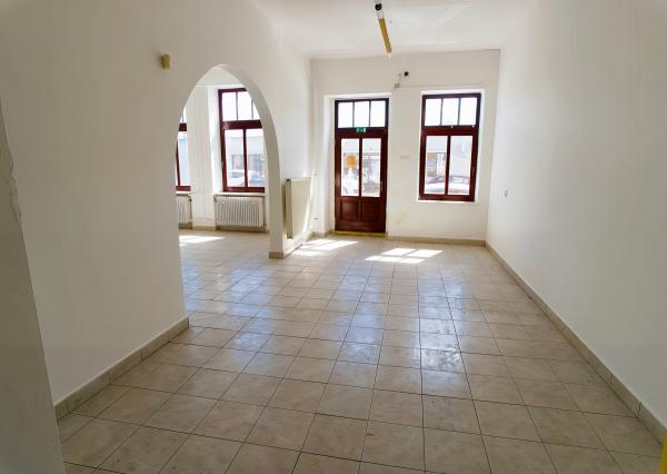 Polyfunkčný objekt blízko centra mesta Sp. Nová Ves