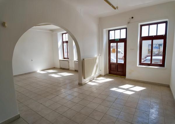 Polyfunkčný objekt blízko centra mesta Sp. Nová Ves