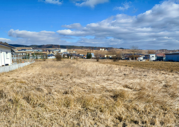 Stavebný pozemok 861 m2 – Slnečný, rovinatý, s dvoma prístupovými cestami (Spišský Hrhov)