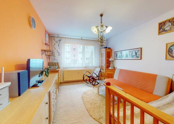 Byt 2+1 s loggiou (54 m2), sídl. Západ I. SNV