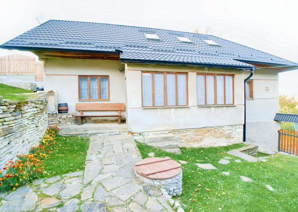 Chalupa s výhľadom na Levočské vrchy