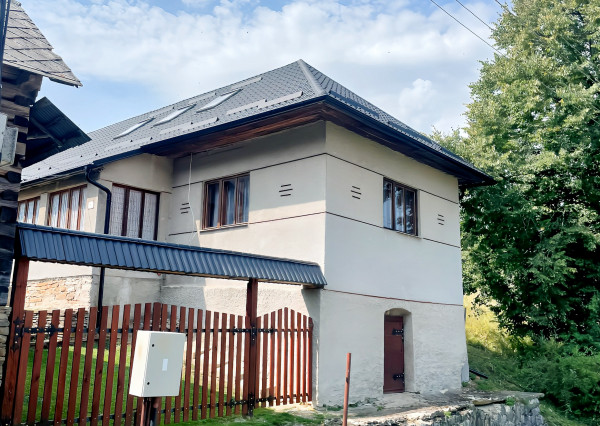 Chalupa s výhľadom na Levočské vrchy