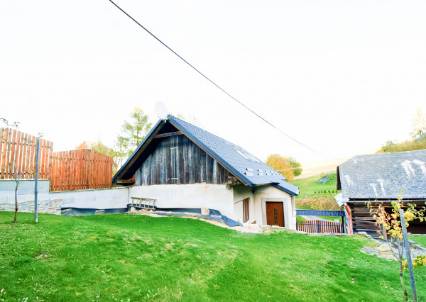 Chalupa s výhľadom na Levočské vrchy