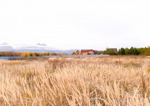 Rovinatý stavebný pozemok (1271 m2) Veľká Lomnica
