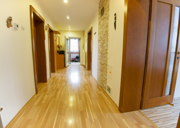 Rodinný dom (654 m2), garáž, altánok, záhrada Smižany