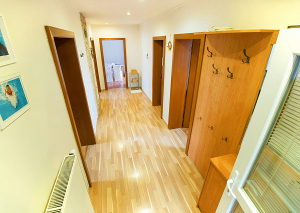 Rodinný dom (654 m2), garáž, altánok, záhrada Smižany