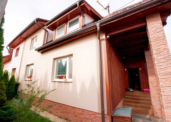 Rodinný dom (654 m2), garáž, altánok, záhrada Smižany