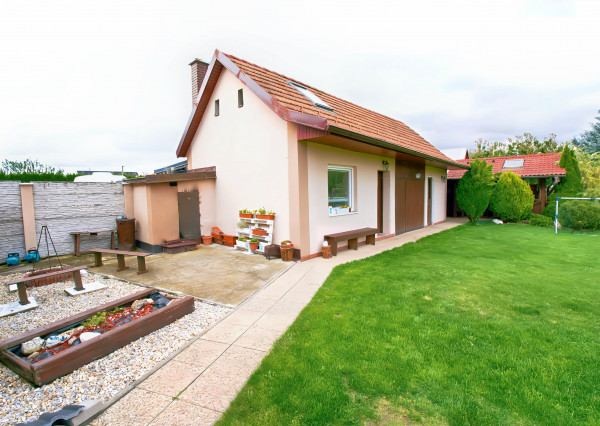 Rodinný dom (654 m2), garáž, altánok, záhrada Smižany