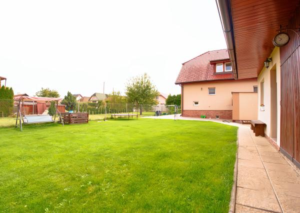 Rodinný dom (654 m2), garáž, altánok, záhrada Smižany