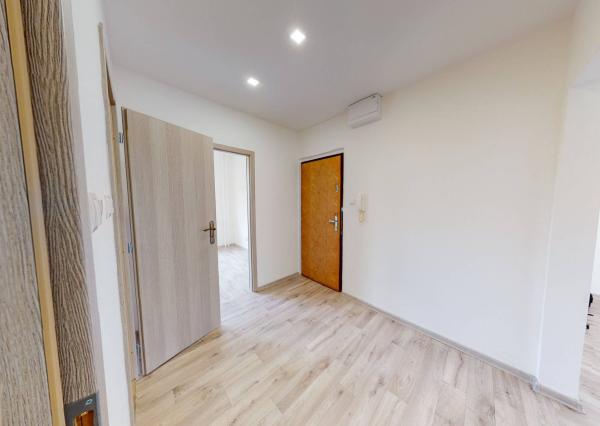 Byt 2+1 s loggiou (56 m2), sídl. Západ I. Sp. Nová Ves