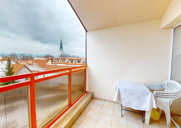 REZERVOVANÝ Veľký mezonet 4+1 (199 m2) s loggiou centrum Sp. Nová Ves