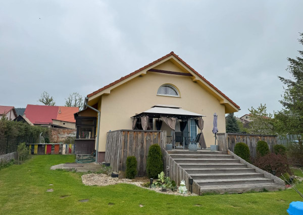 Predávame rodinný dom s veľkým pozemkom v obci Tvarožná