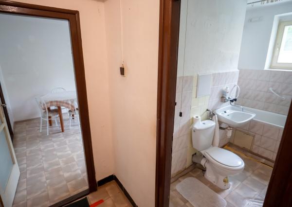 REZERVOVANÉ - 2 Izbový byt s balkónom v pôvodnom stave - Krompachy