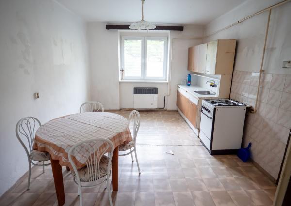 REZERVOVANÉ - 2 Izbový byt s balkónom v pôvodnom stave - Krompachy