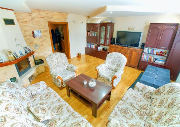 Rodinný dom (654 m2), garáž, altánok, záhrada Smižany