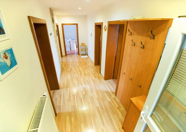 Rodinný dom (654 m2), garáž, altánok, záhrada Smižany