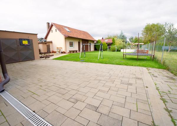 Rodinný dom (654 m2), garáž, altánok, záhrada Smižany