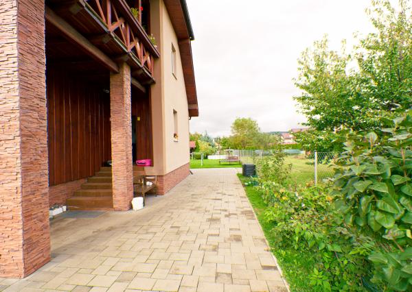 Rodinný dom (654 m2), garáž, altánok, záhrada Smižany