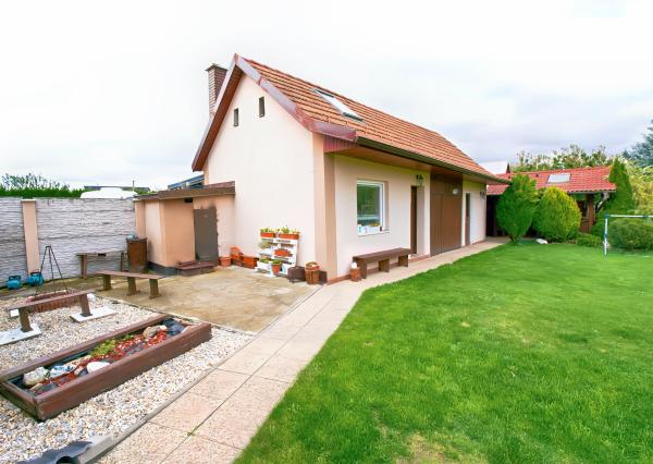 Rodinný dom (654 m2), garáž, altánok, záhrada Smižany