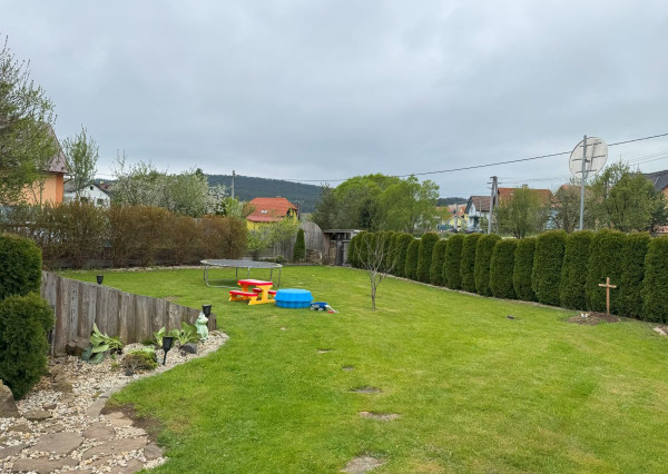 ZNÍŽENÁ CENA ! Rodinný dom s veľkým pozemkom v obci Tvarožná