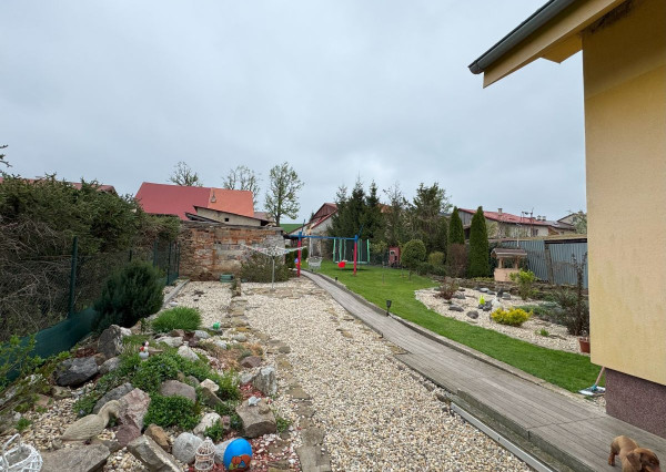 ZNÍŽENÁ CENA ! Rodinný dom s veľkým pozemkom v obci Tvarožná