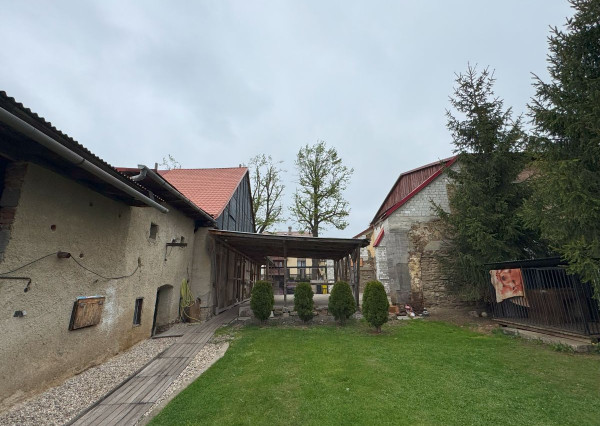 ZNÍŽENÁ CENA ! Rodinný dom s veľkým pozemkom v obci Tvarožná