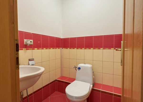 ZNÍŽENÁ CENA ! Rodinný dom s veľkým pozemkom v obci Tvarožná