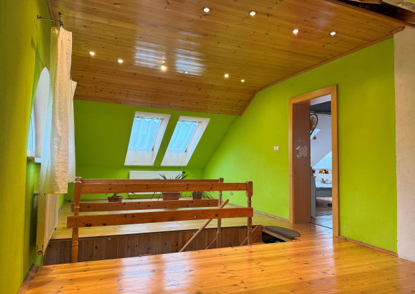 ZNÍŽENÁ CENA ! Rodinný dom s veľkým pozemkom v obci Tvarožná