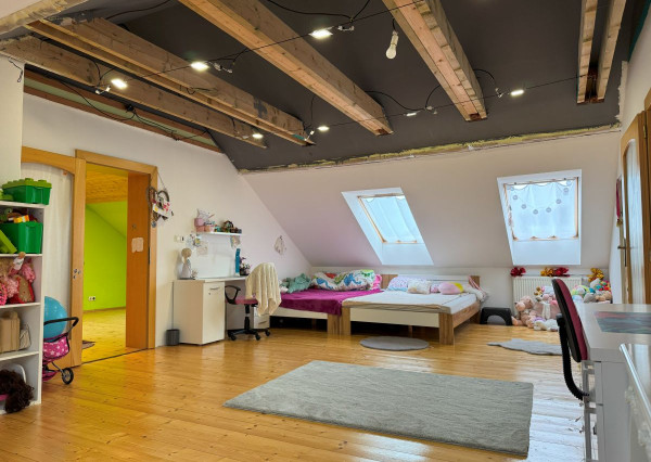 ZNÍŽENÁ CENA ! Rodinný dom s veľkým pozemkom v obci Tvarožná